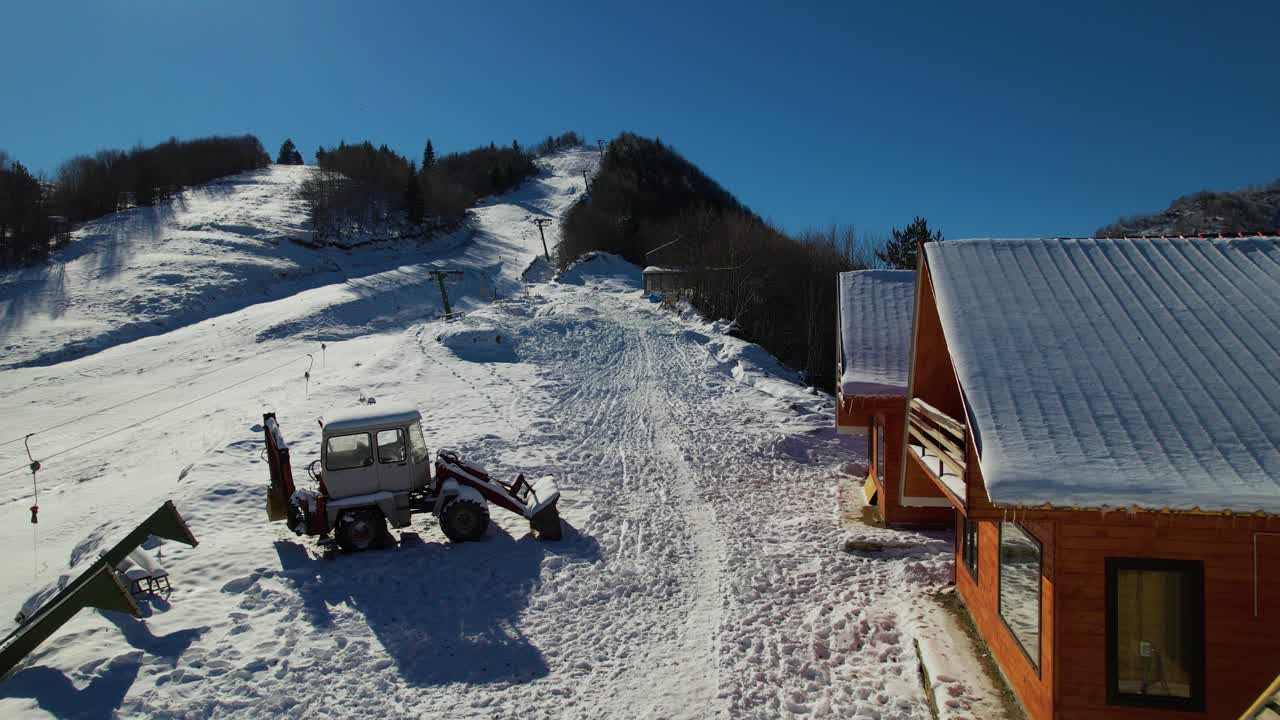 la estación de esquí preparada para una nueva temporada en medio de la majestuosa primera manta de nieve en las montañas de albania