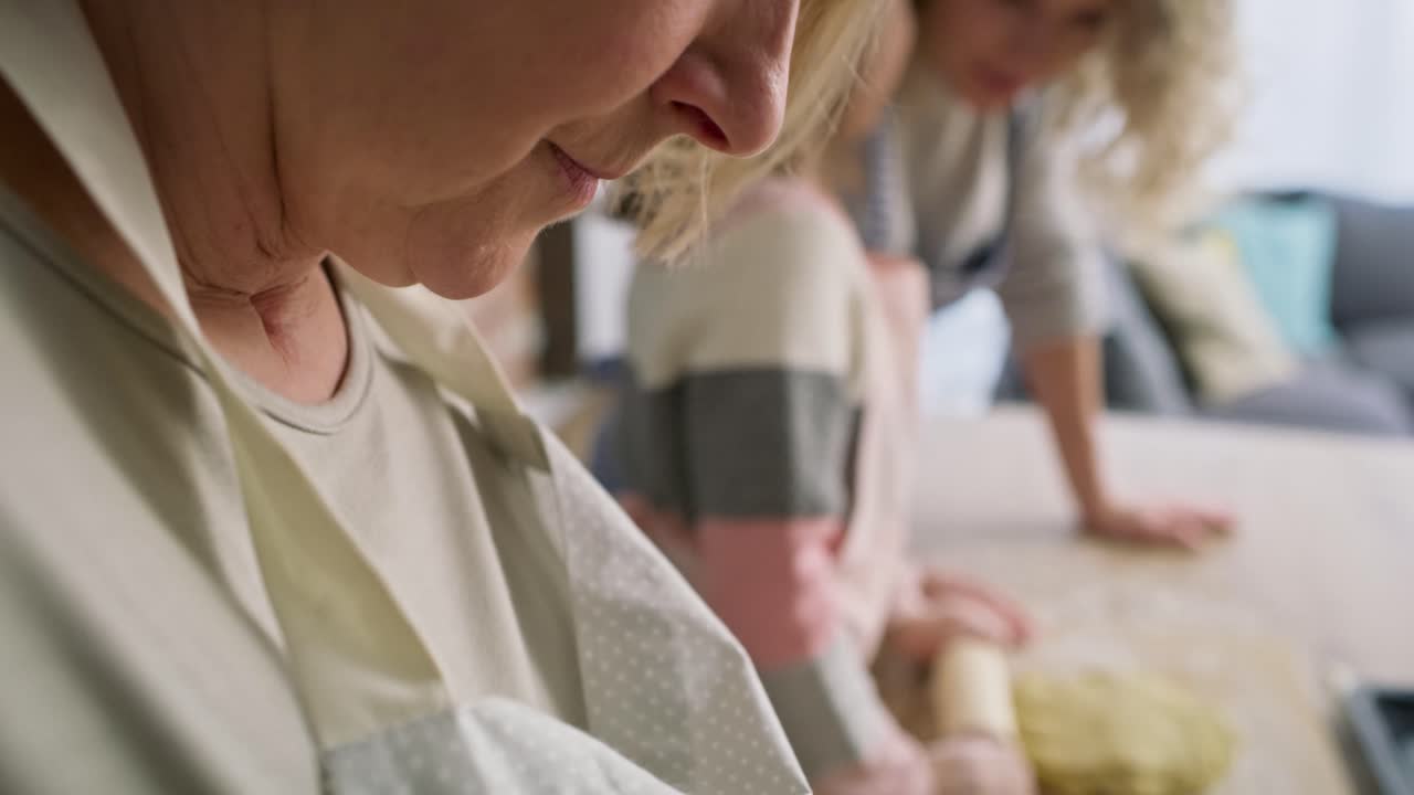 부활절 반죽 을 굴리는 가족 과 함께 할머니 의 클로즈업 비디오