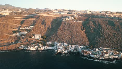 Von-Links-Nach-Rechts-über-Einer-Achterbahnlinie-In-Teneriffa-Färbung-Vorbeifliegen