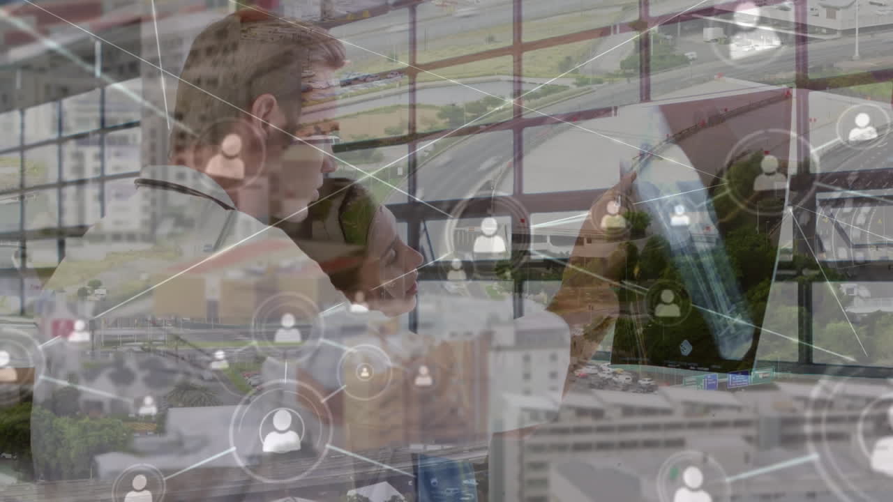 animación de la red de conexiones con iconos sobre el médico masculino y femenino.