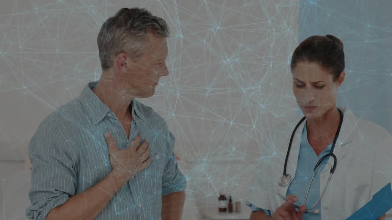 Paziente che porta la mano al petto segnalando dolore durante una visita medica, con il medico che prende appunti sul blocco note.