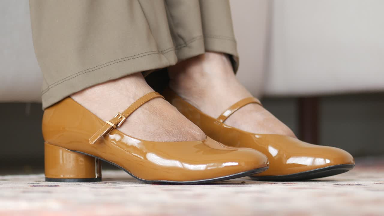 갈색 패턴 가죽 발 뒤꿈치와 발목 줄무