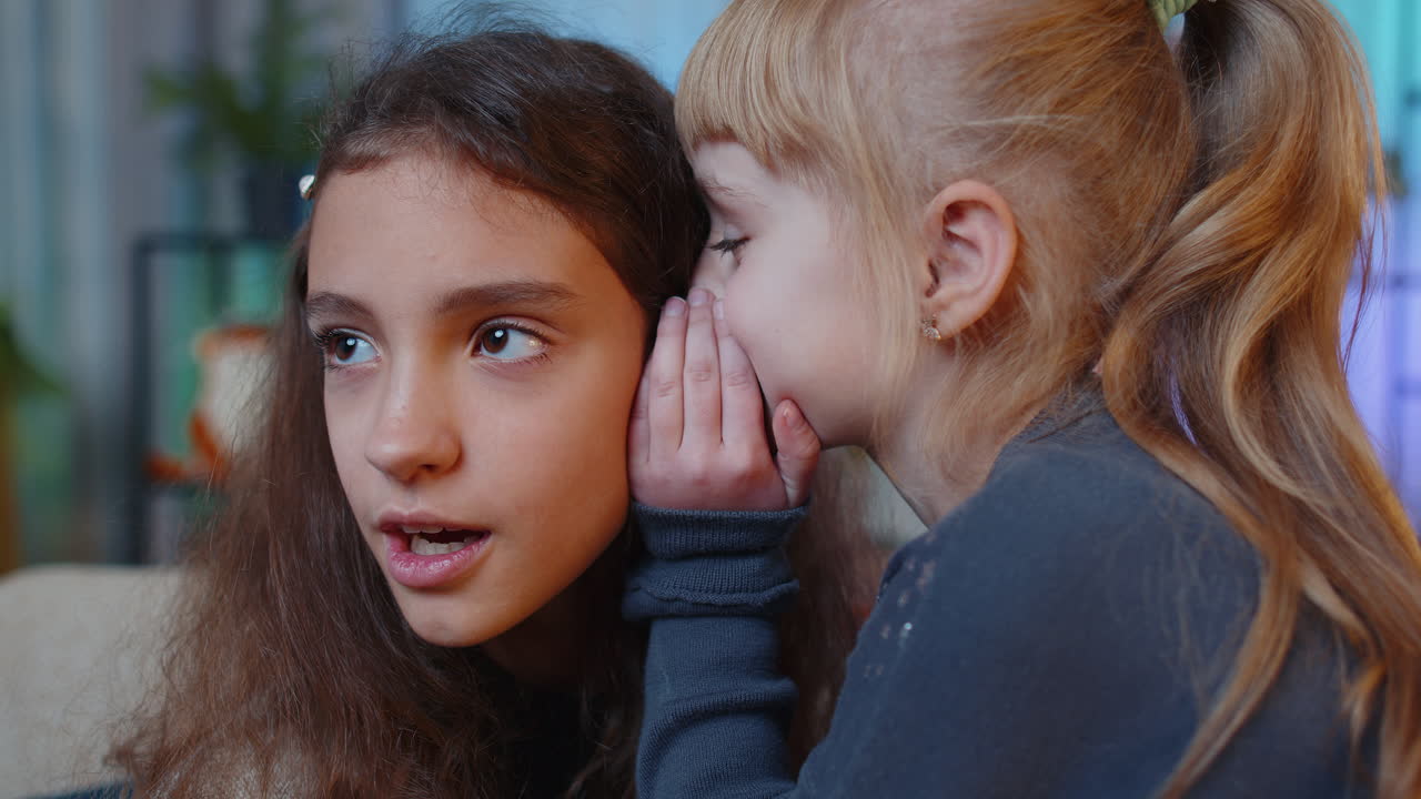 십대 아이의 속삭임 뉴스 소문 작은 여동생의 귀에 아이 소녀 비밀을 공유 소문 재미