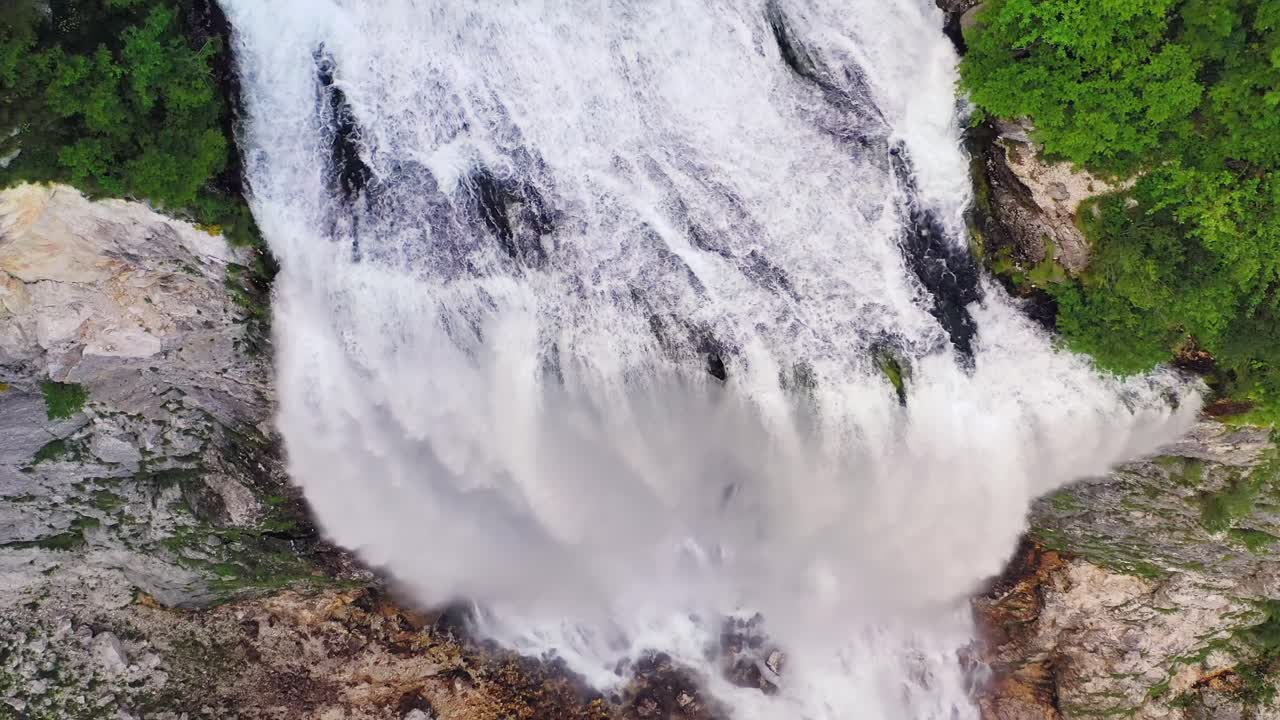 cascada de boka, arroyo majestuoso que sale a la luz en una plataforma rocosa, triglav