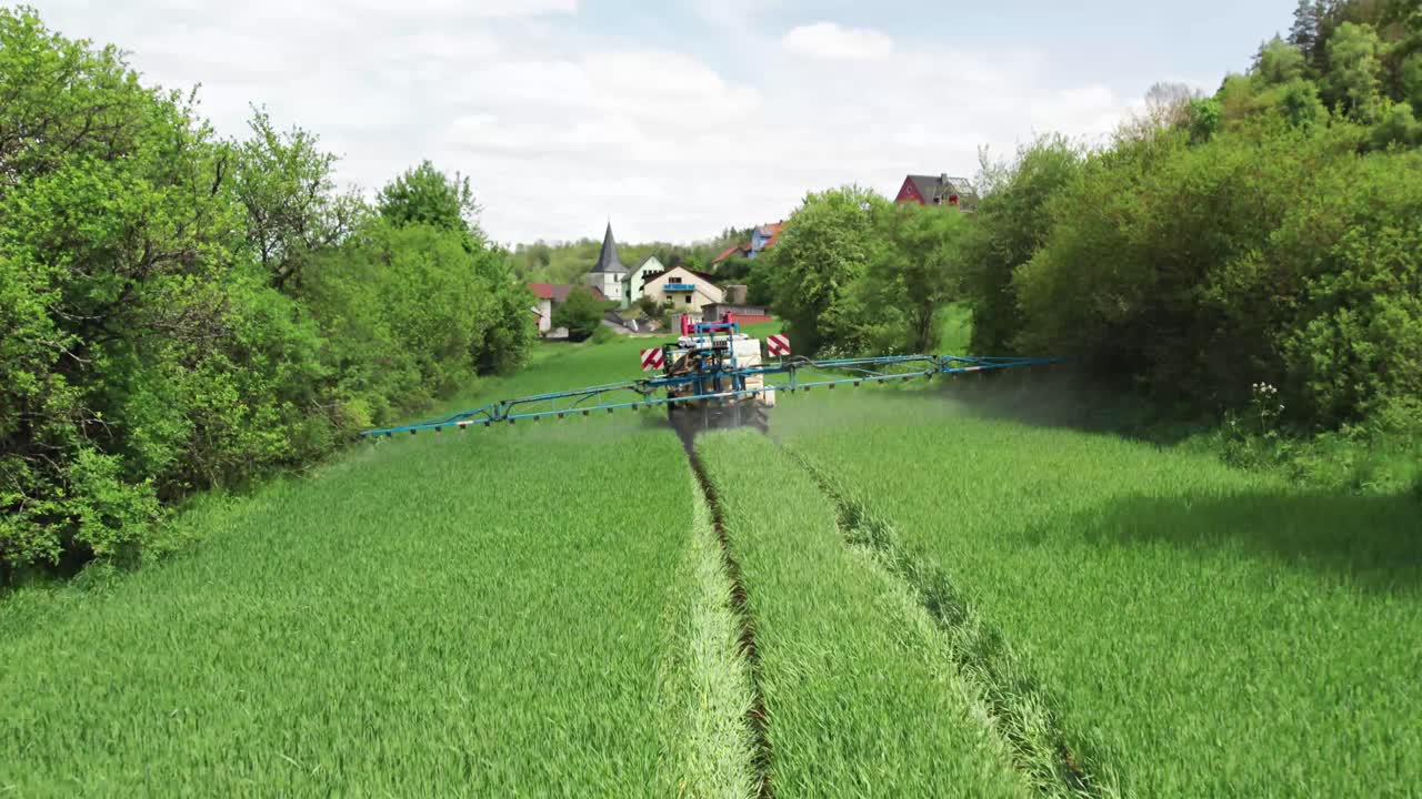 초록색  ⁇ 을 가로질러 운전하는 트랙터의 뒷면, 허브 살균제, 공기