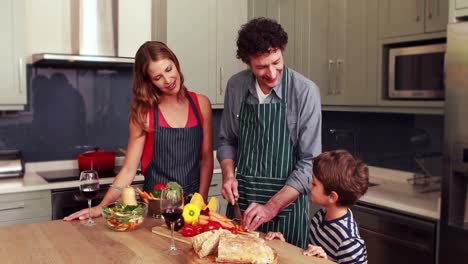 Glückliche-Familie,-Die-Gemeinsam-Gemüse-Zubereitet