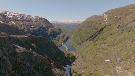 carretera y valle roldalsfjellet en un día soleado en el condado de hordaland, noruega