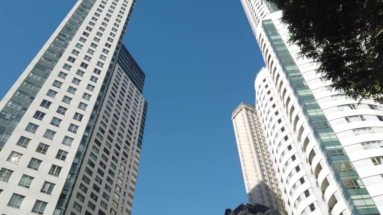 Vista em ângulo baixo de arranha-céus modernos em Puerto Madero, Buenos Aires, Argentina