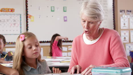 Oberlehrer-Hilft-Jungem-Schulmädchen-Im-Klassenzimmer