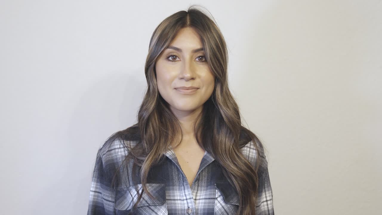 una mujer hispana dice 3 en múltiples estilos y gestos diferentes