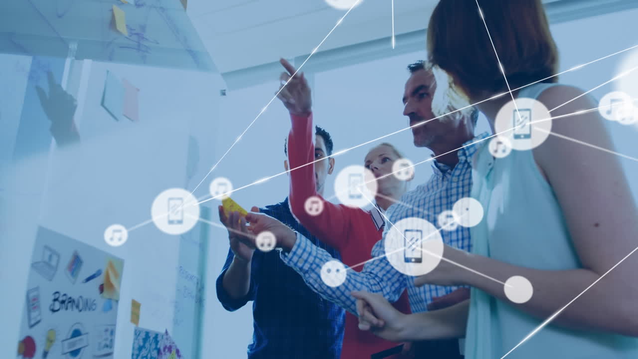 animación de una red de iconos digitales sobre un equipo de diversos colegas discutiendo sobre notas de memoria
