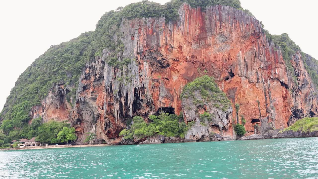 크라비의 웅장한 절벽과 푸른 물