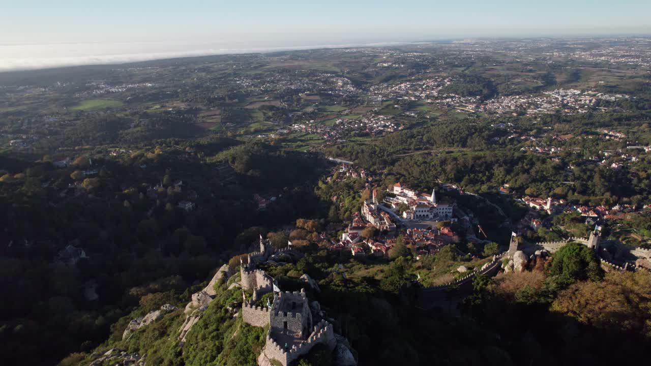 카스텔로 도스 무로스(castelo dos mouros)의 폐허 위를 날아다니며 천천히 신트라(sintra)의 구시가와 광활한 풍경, 리스본, 포르투갈을 드러내는 영화 같은 드론 샷