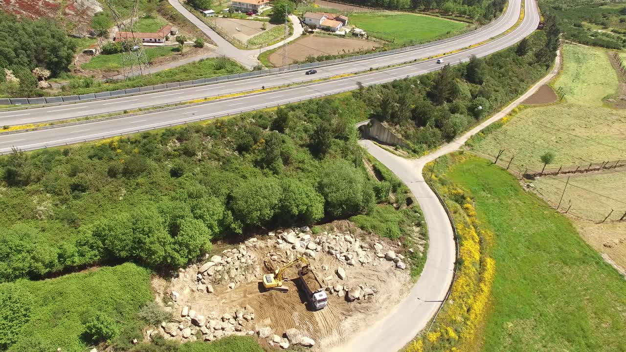 excavadora quitando arena en camión volquete