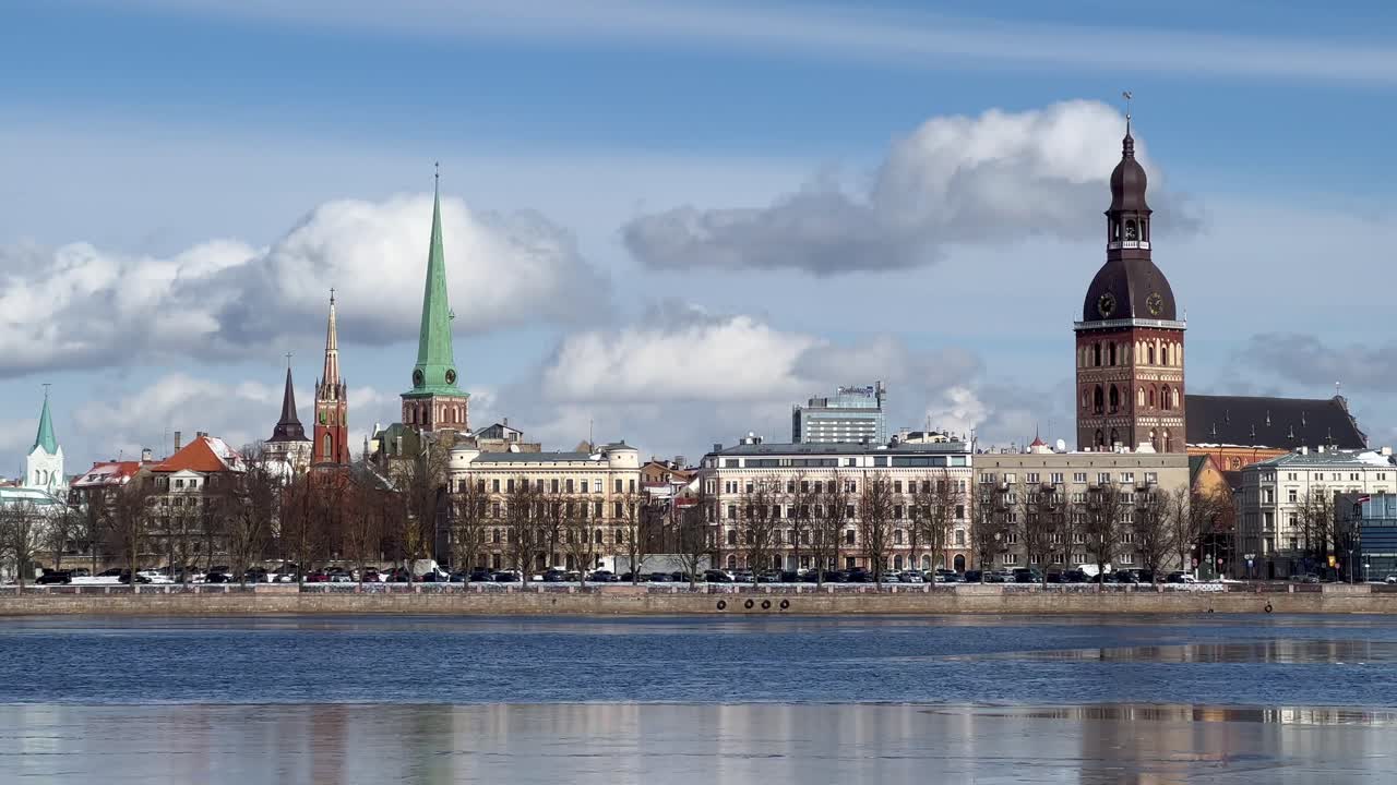 cautivadoras imágenes en 4k del casco antiguo de riga y st.