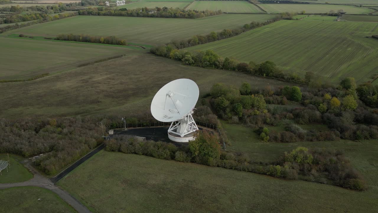 снимок с воздуха современной антенны радиотелескопа в радиоастрономической обсерватории мулларда