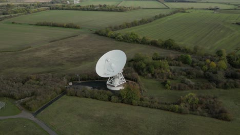 Toma-Aérea-De-La-Moderna-Antena-De-Radiotelescopio-En-El-Observatorio-De-Radioastronomía-Mullard