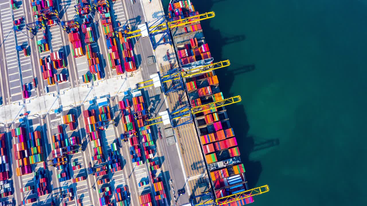 carga y descarga de buques de contenedores en puertos de aguas profundas, vista aérea círculo buque de contenedores negocio logístico importación y exportación de mercancías buque de carga, transporte por buque contenedor en mar abierto, lapso de tiempo 4k.