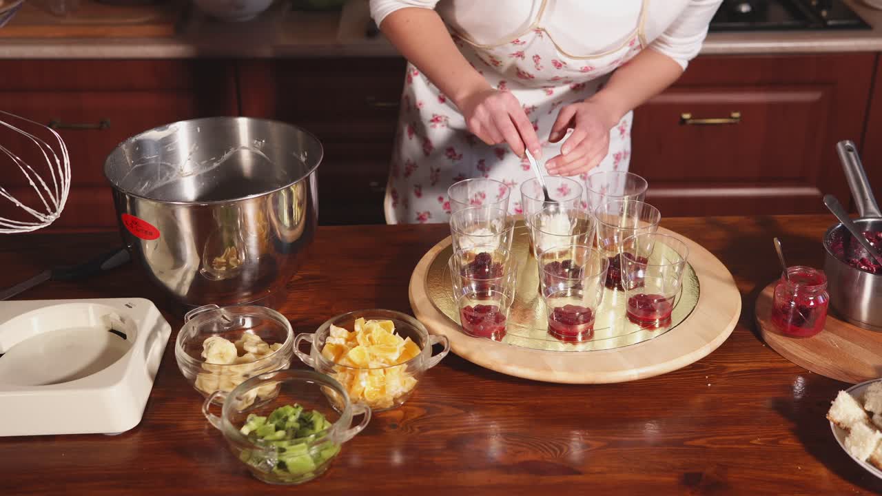 preparando un postre en capas