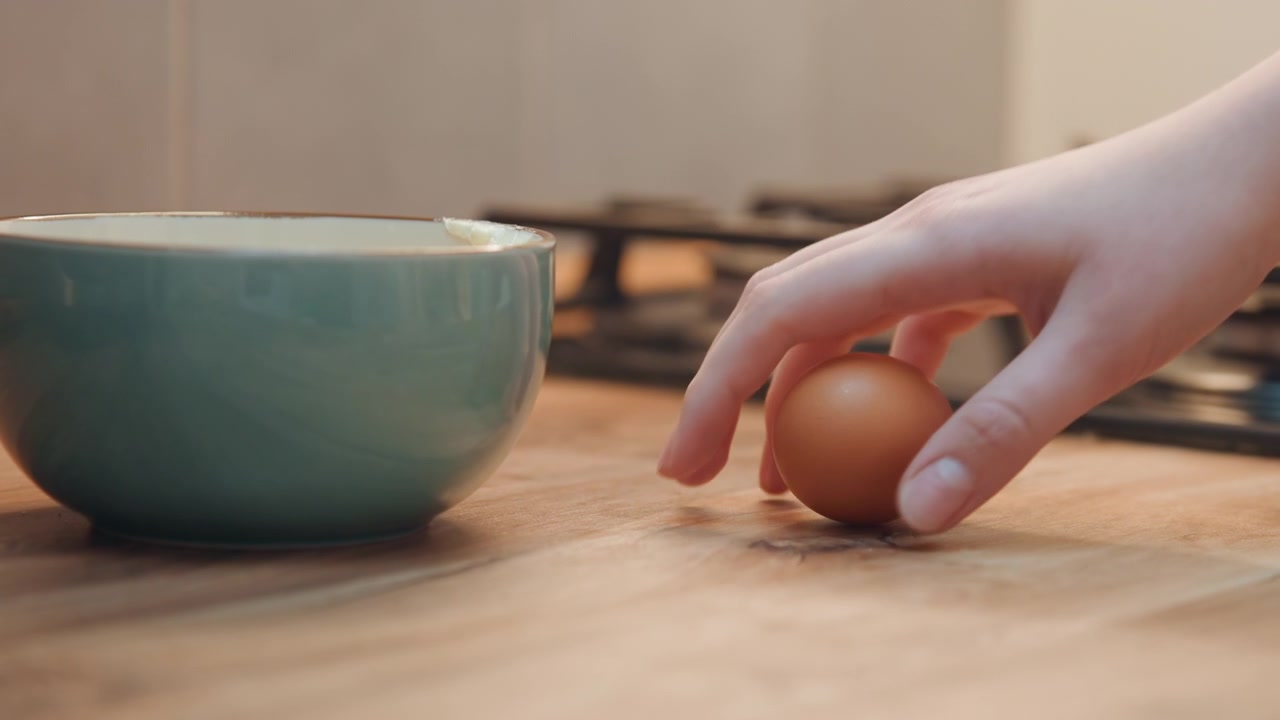 Egg near bowl. Egg situated next to ceramic bowl and dish. Egg located adjacent to glazed ceramic dish and nearby vessel. An egg positioned close to ceramic bowl and glazed dish next to it