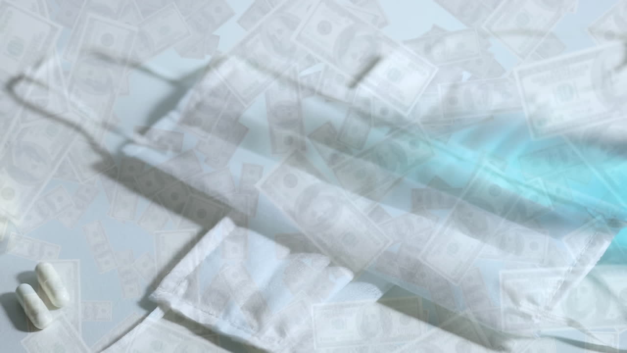 video compuesto digital de billetes de dólares estadounidenses que se mueven contra máscaras faciales y píldoras médicas