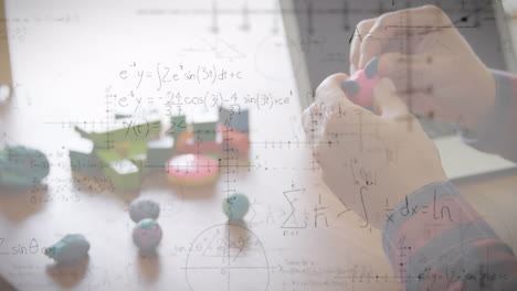 animación de dibujos matemáticos y ecuaciones sobre padre e hija jugando