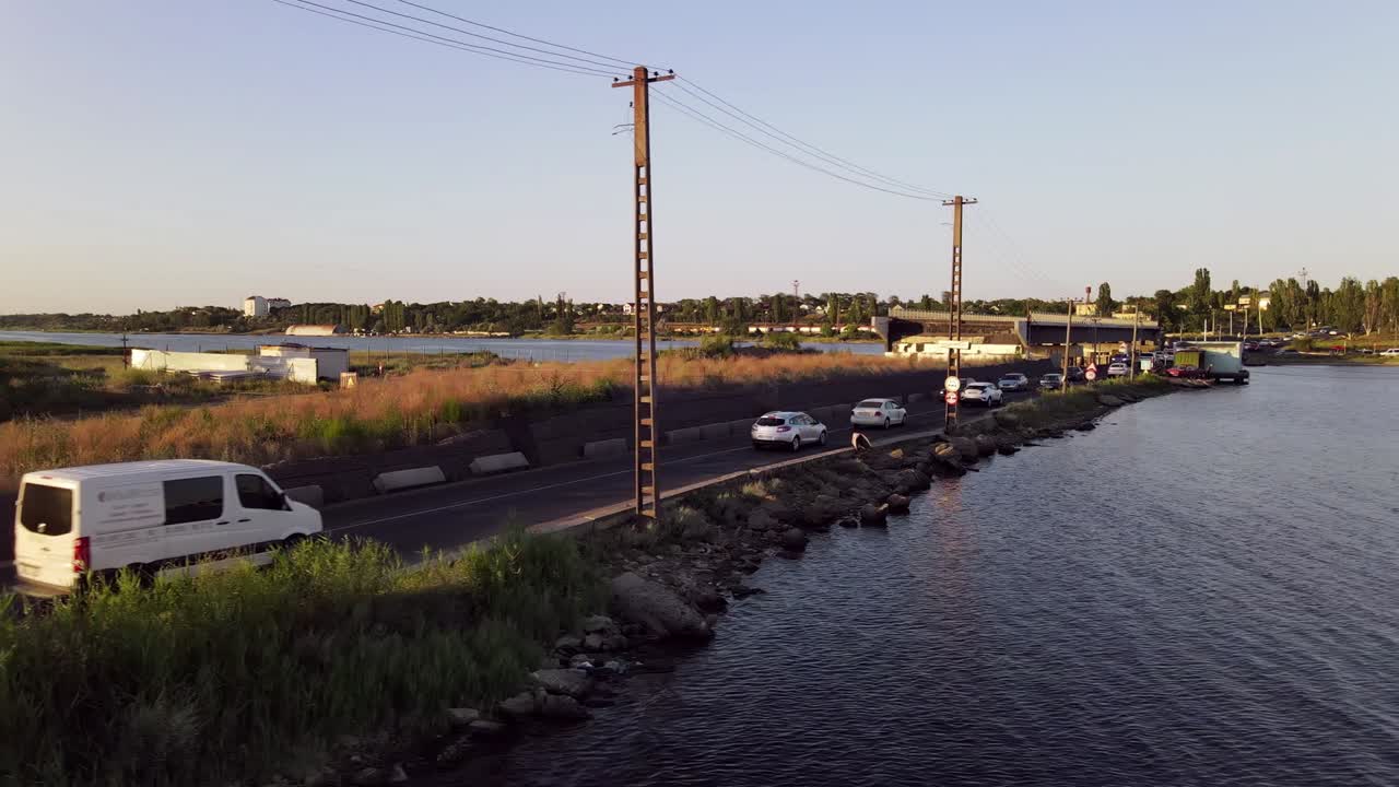 Trafic sur le pont flottant