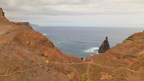 Paisaje-Seco-Y-Acantilados-En-La-Isla-De-Madeira,-Portugal---Ponta-De-São-Lourenco