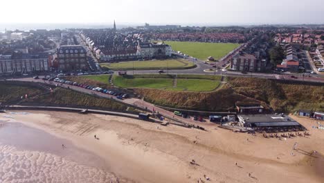 Toma-Aérea-De-La-Playa-De-Tynemouth-En-Un-Cálido-Día-De-Verano