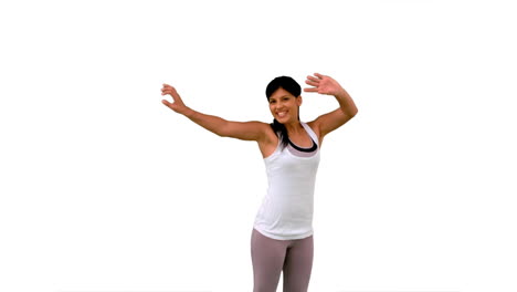 mujer en forma saltando y posando