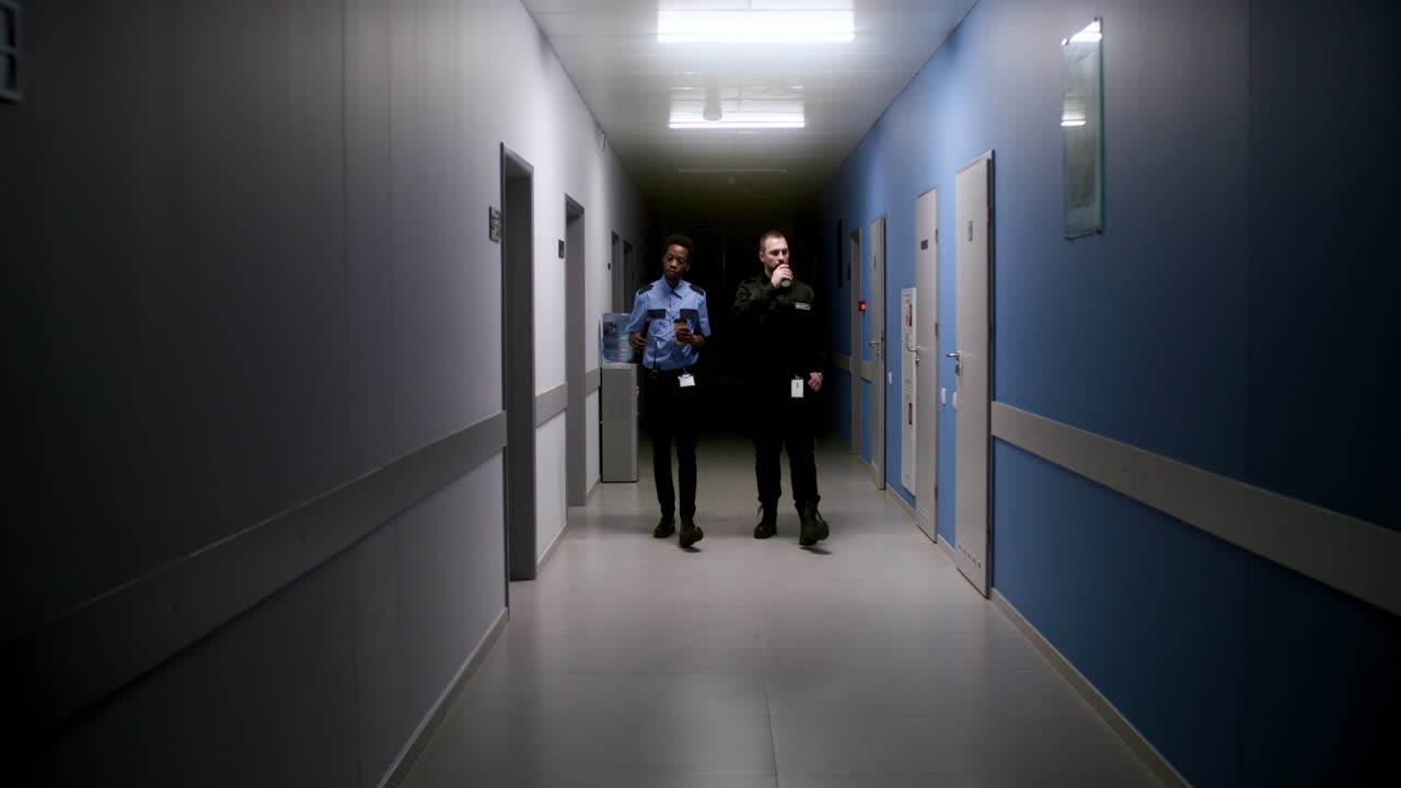 equipo uniformado trabajando en el pasillo.