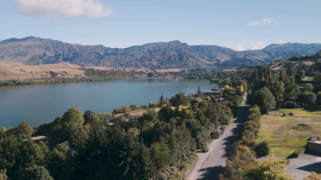 Vista aerea di un villaggio lacustre in Nuova Zelanda