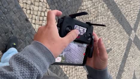 primer plano del control remoto de drones en manos de hombres