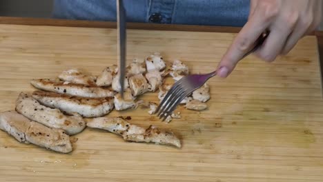 cortar pollo cocido