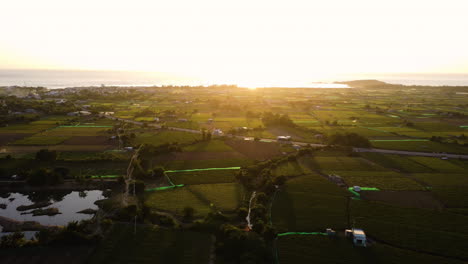 Vista-Aérea-De-La-Puesta-De-Sol-De-Un-Campo-Agrícola-Tailandés-De-Cultivo-De-Viñedos-En-El-Parque-Nacional-Nui-Chua,-Vietnam-Asia