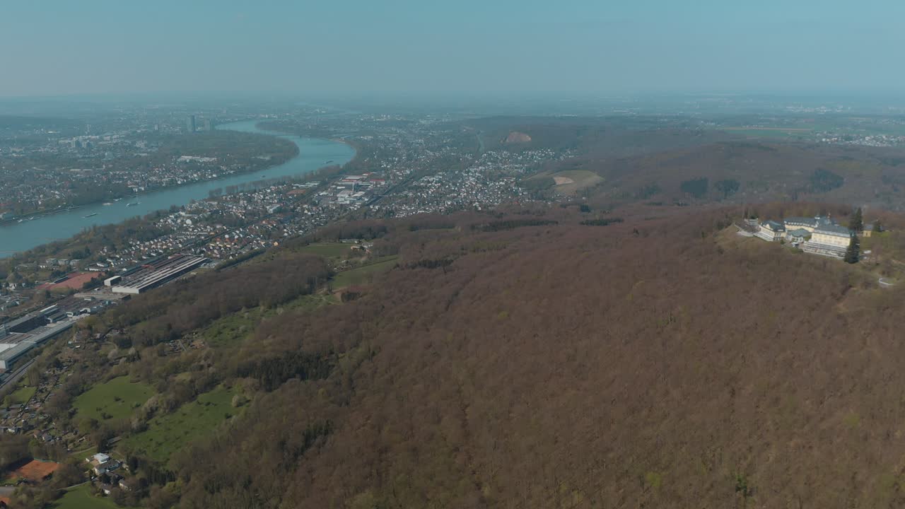 라인강 4k 25fps와 함께 본 - königswinter 근처 피터스버그의 드론 샷