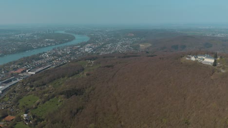 tiro de dron de petersberg cerca de bonn - königswinter con el río rin 4k 25 fps