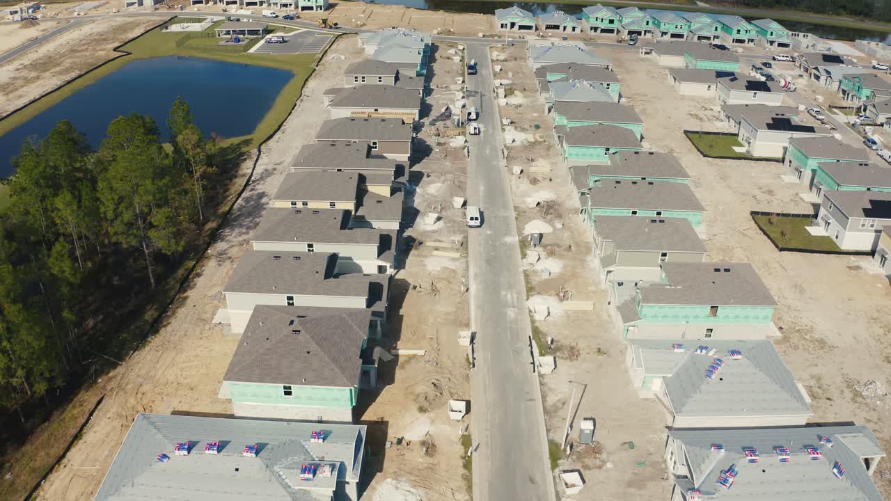 sobrevuelo aéreo de un sitio de construcción residencial en el centro de florida, drone