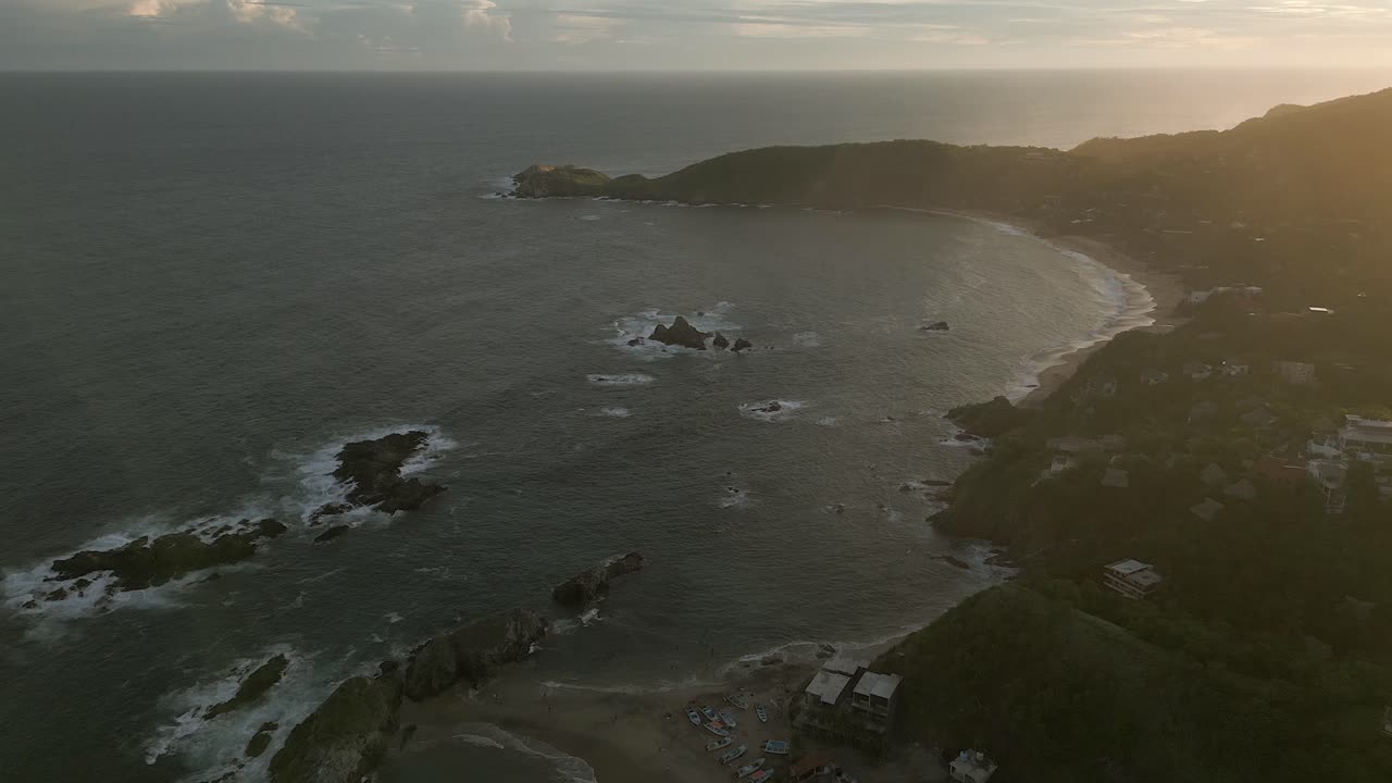 황금색 바다의 해가 지평선까지  ⁇ 어나오며 멕시코의 안개가 가득한 마잔테를 지나갑니다.