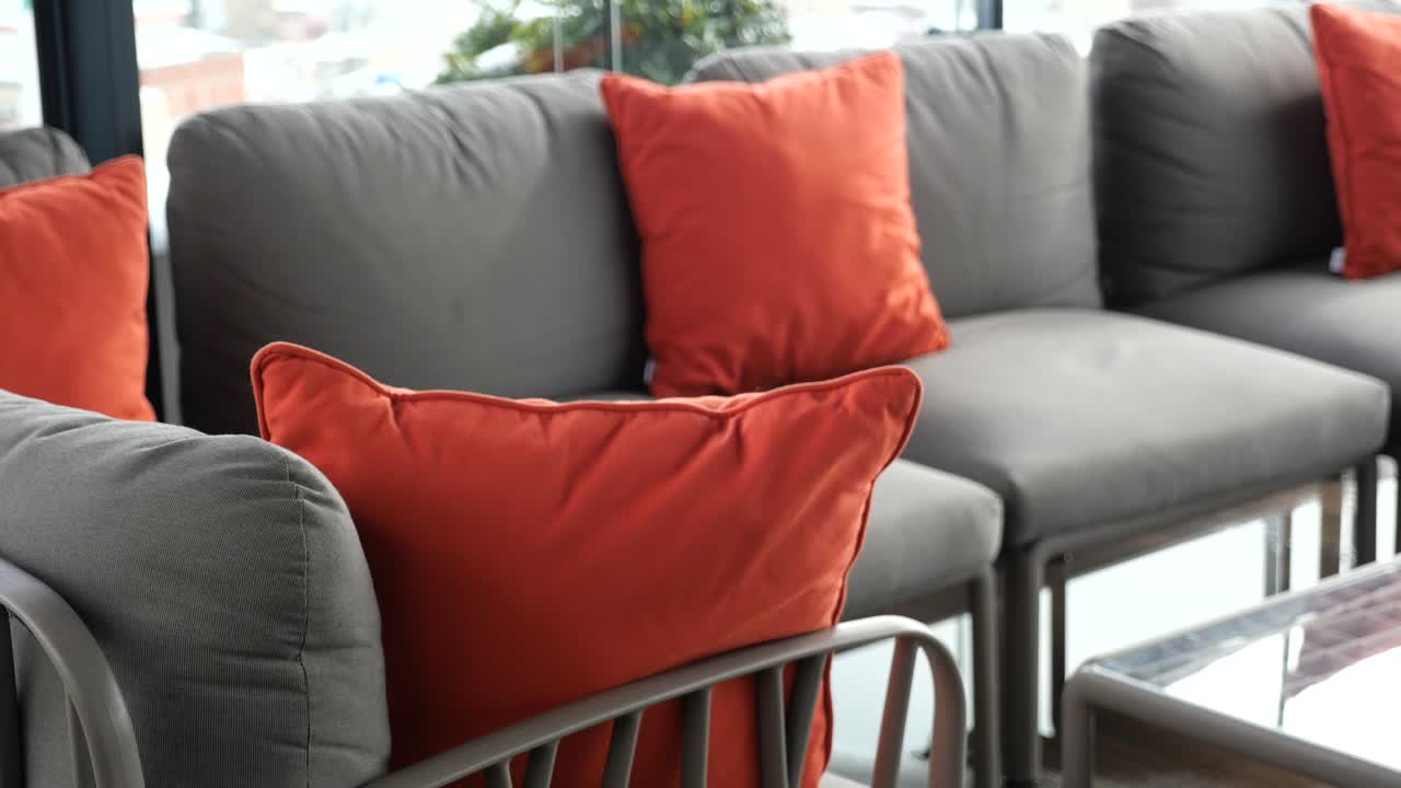 muebles de patio al aire libre con almohadas de lanzamiento de naranja