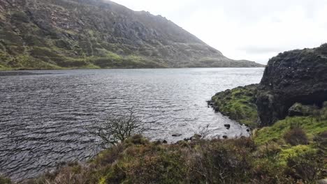 Paseos-Por-Las-Montañas-Irlandesas-Lago-Coumshingaun-Montañas-Comeragh-En-Invierno