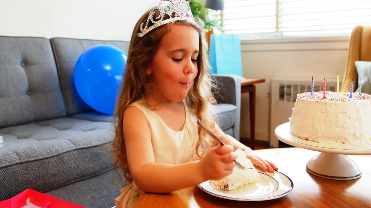 집에서 케이크를 먹는 소녀