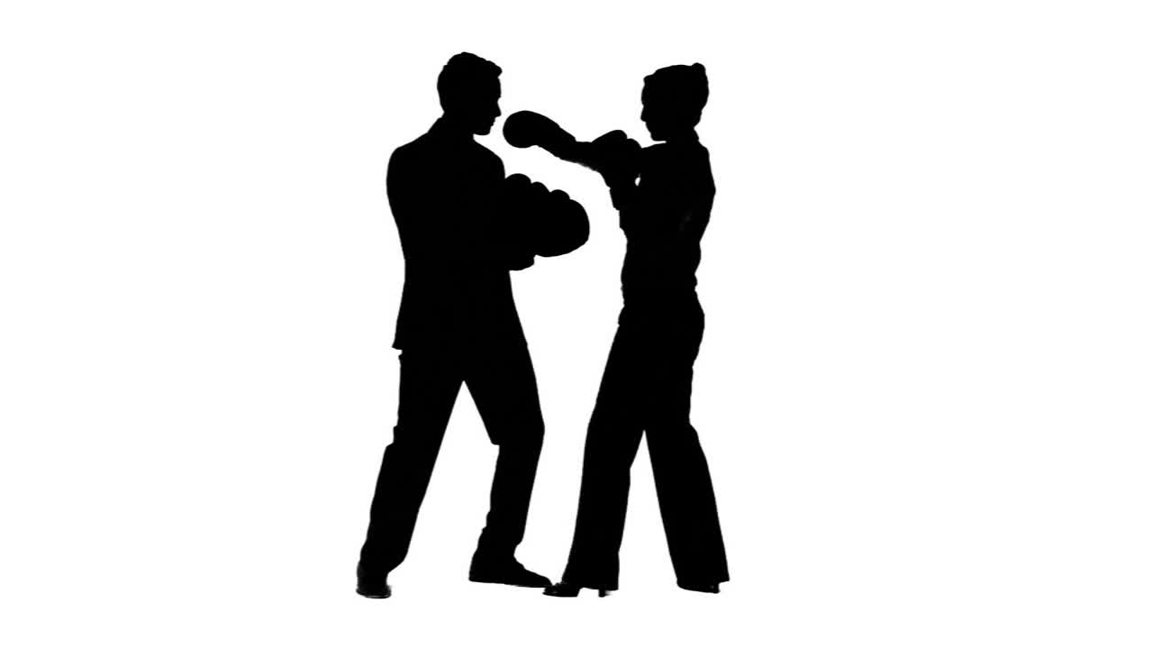 Colleghi che fanno boxe al rallentatore
