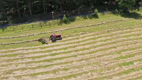 Bauer,-Der-Sich-Zum-Ballen-Fertig-Macht,-Ist-Gras