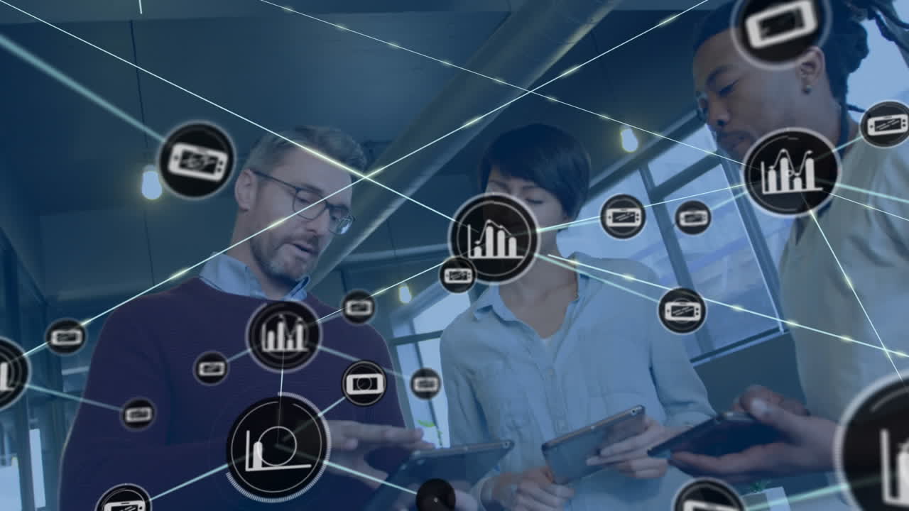 animación de una red de iconos digitales sobre un grupo de diversos colegas discutiendo juntos en la oficina
