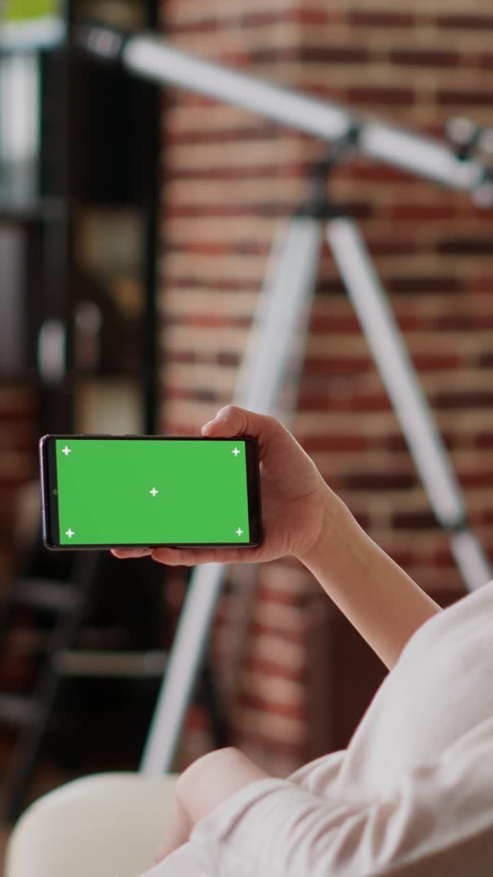 Smartphone con schermo verde