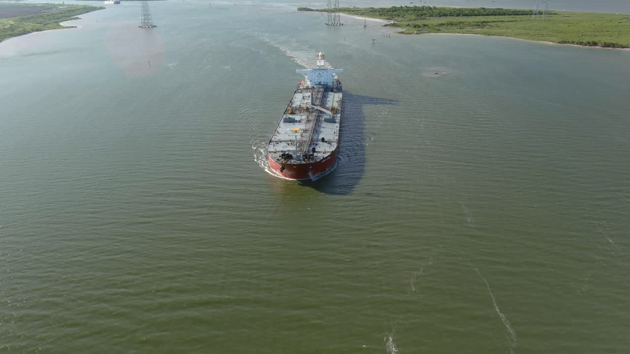 toma aérea de un gran barco cisterna en el agua
