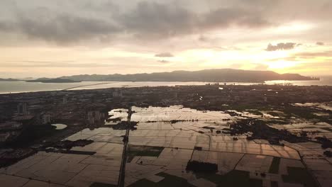 Panorámica-Aérea-De-Arrozales-Inundados-Con-Puente-Penang