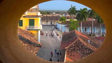 una hermosa vista de la pintoresca y encantadora ciudad de trinidad cuba a través de un ojo de buey en el campanario de la iglesia