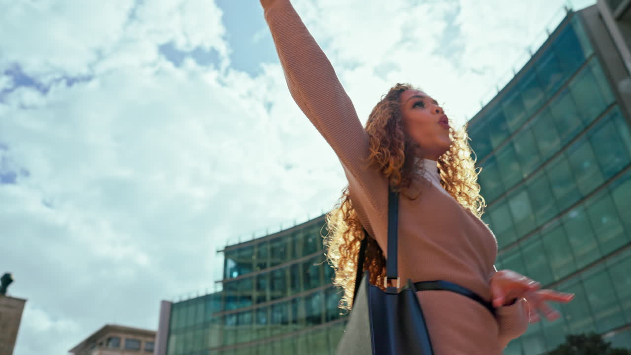 feliz, bailar y mujer de negocios en la ciudad emocionado